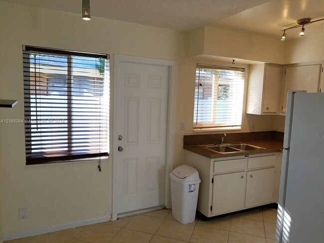 1231 NE 23rd Ave unit 3, Pompano Beach, FL 33062 - photo 2