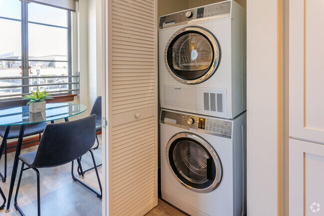 1BR, 1BA - 833SF - Washer & Dryer