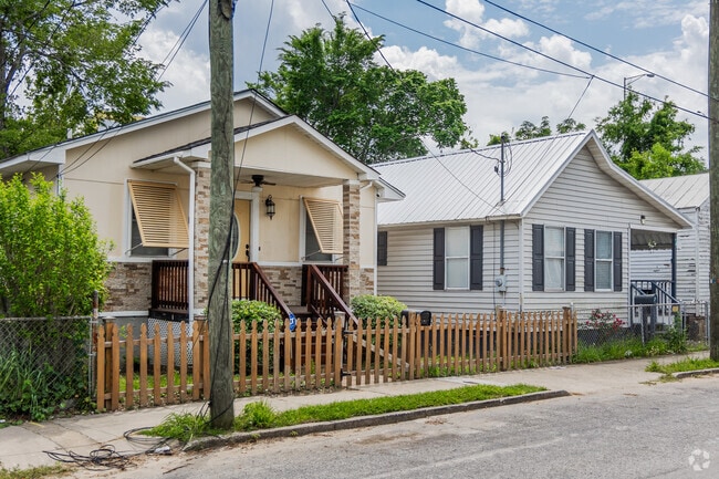 The North of Morrison neighborhood in Charleston has lovely homes located close to restaurants and major highways.