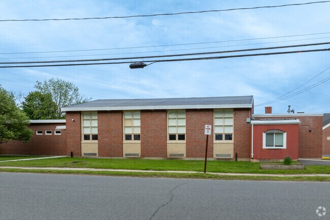 St. Agnes Academy has a student to teacher ratio of 12 to 1.