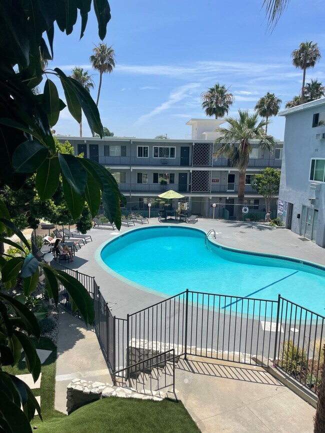 LUXURY LIVING AT AN AFFORDABLE PRICE, Los Angeles, CA 90034 - photo 4