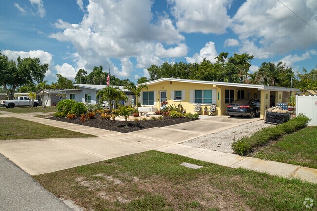Quaint mid-century ranch-style homes line the quiet streets of Palm Lee Park.