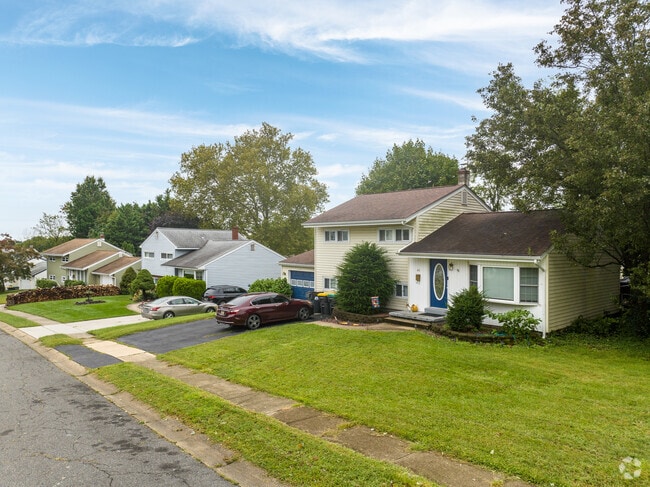 The gently sloping hills of Arden make it an ideal landscape for split-level homes.