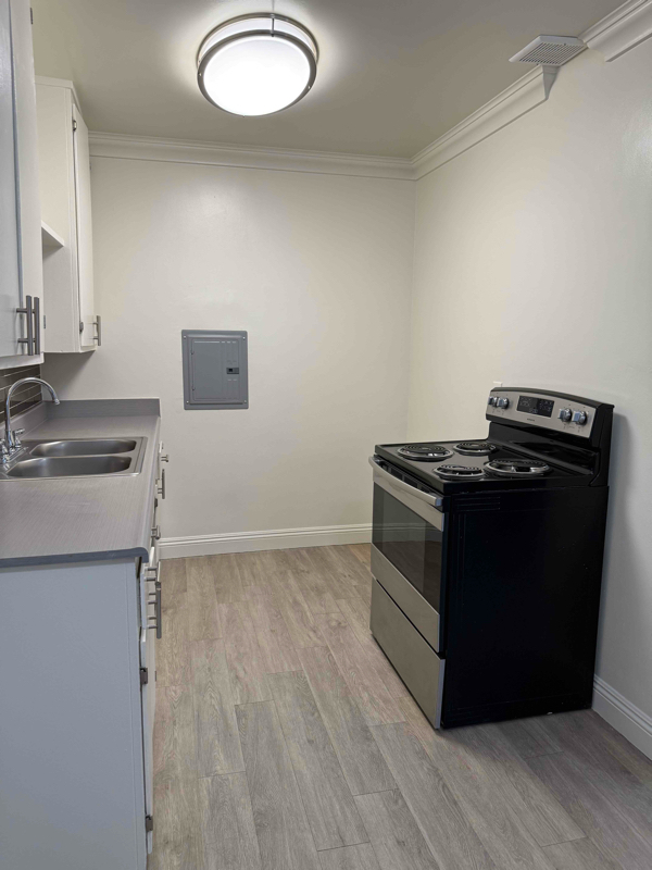 8821 Owensmouth Ave, Los Angeles, CA 91304