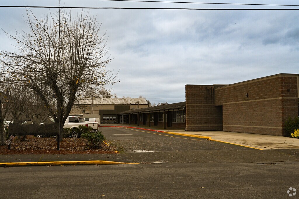 Stayton Elementary School provides education in the neighborhood of 
Stayton.
