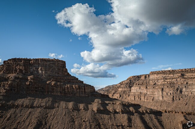 From rolling farmlands to the towering beauty of Mt. Garfield, Fruitvale’s landscapes are truly awe-inspiring. Whether catching a sunrise over the mesa or enjoying golden fields in the valley, the scenery here never fails to impress.