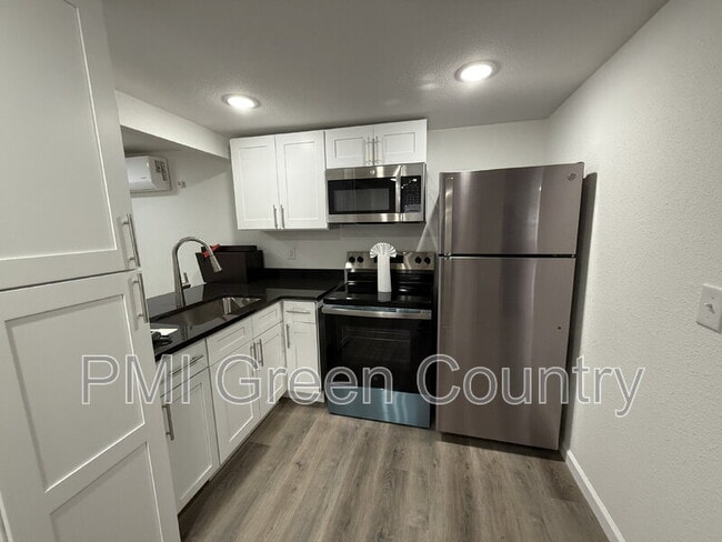 2432 E Pine St unit B, Tulsa, OK 74110 - photo 2