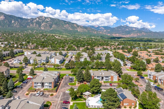 There are several types of homes and apartment complexes in Stratmoor Hills.