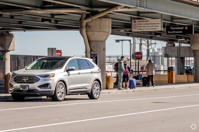 Nearby East Granby you will find Bradley International Airport about 10-15 minutes from town.