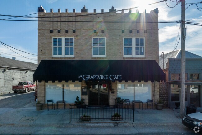 Grapevine Cafe and Gallery is a quaint restaurant and bar near Darrow.
