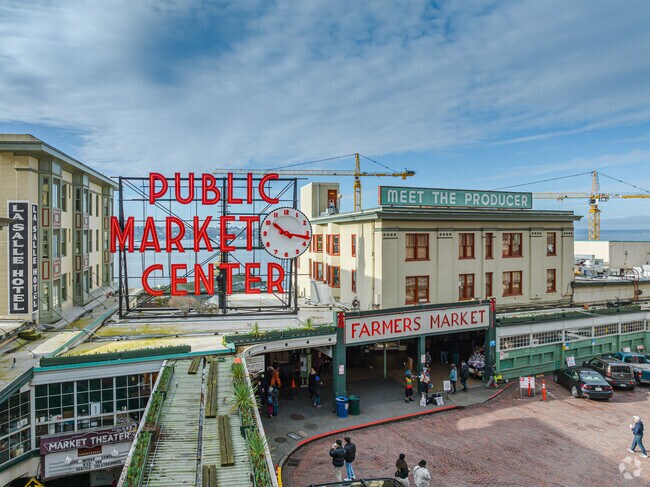 Iconic Pike Place Market sign