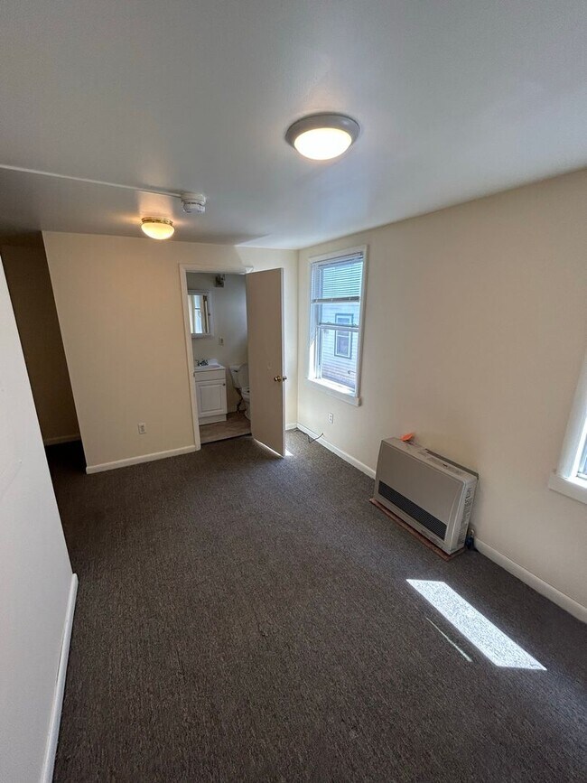 72 Hyde St unit 72 Hyde Street 4, Burlington, VT 05401 - photo 6