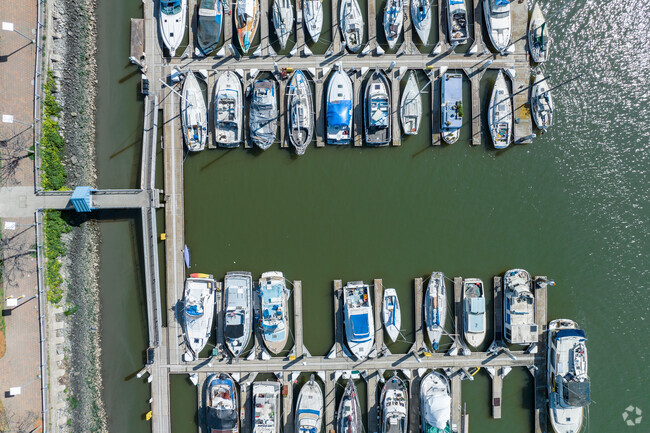 Union Point Marina offers Embarcadero residents ample space for boat docking and storage.