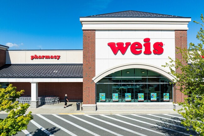 Lincoln Park locals get their groceries at Weis.
