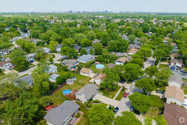 South Schaumburg is a lively yet peaceful neighborhood, where homes are surrounded by trees and parks.