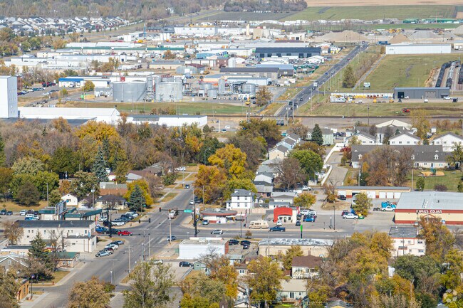 Main Avenue runs straight through Pinewood and quickly connects residents to Downtown Fargo.