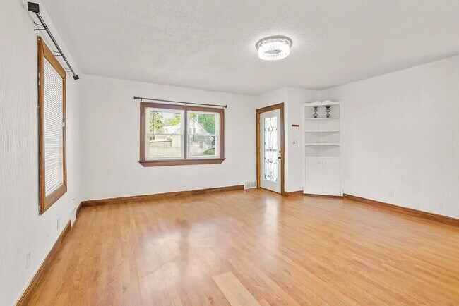 1520 W 9th St, Waterloo, IA 50702 - photo 5