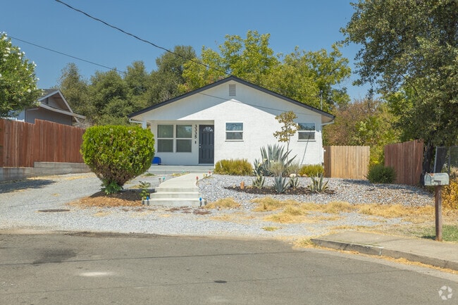 Most of the smaller homes in Starlight are near the rail road tracks.