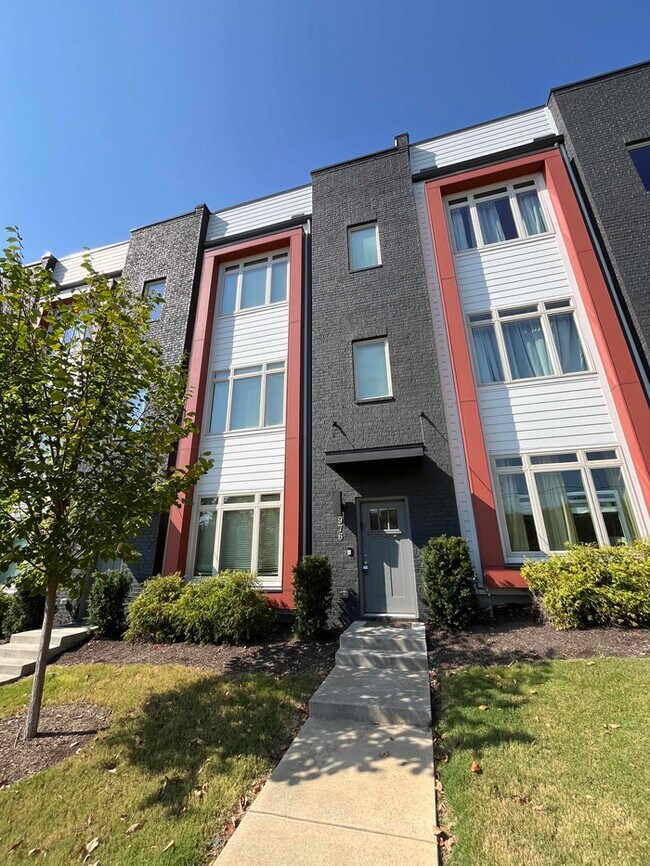 976 Youngs Ln, Nashville, TN 37207