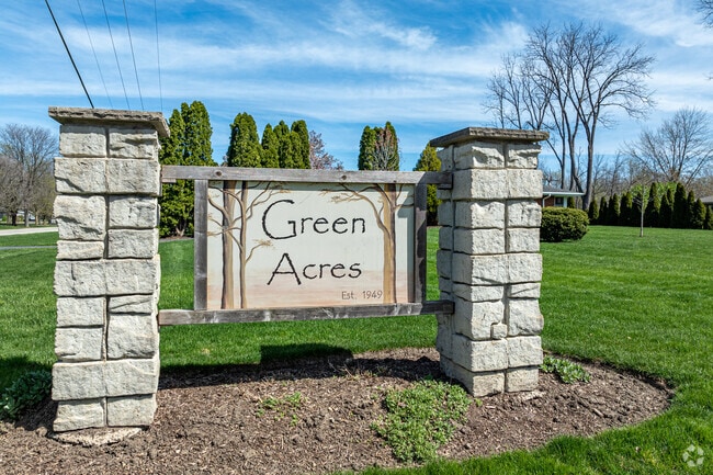 Green Acres is located only 2-miles from Downtown Naperville.