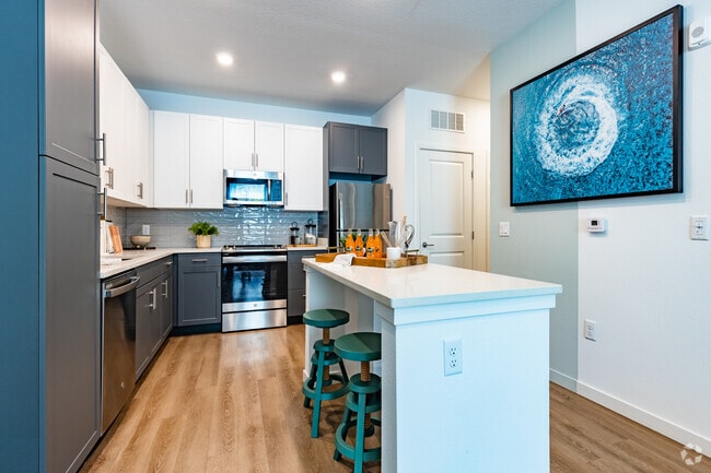 1 BR, 1 BA - 727 SF