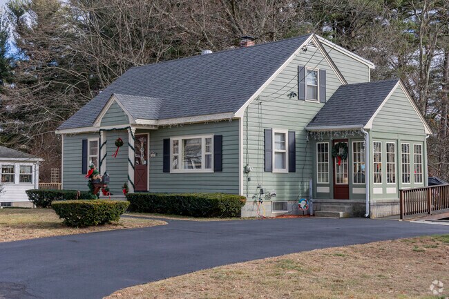 Classic Cape Cod homes in Chelmsford blend coastal charm with inviting architectural style.