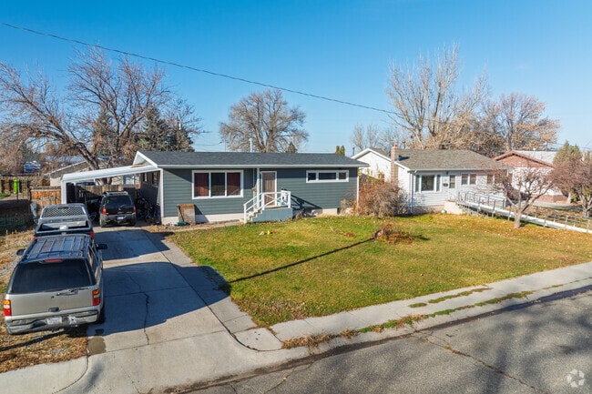 Bungalows line the streets of Hardin.