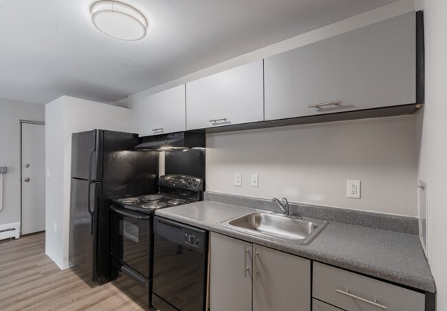 Walnut Manor Apartments, Royal Oak, MI 48073 - photo 2