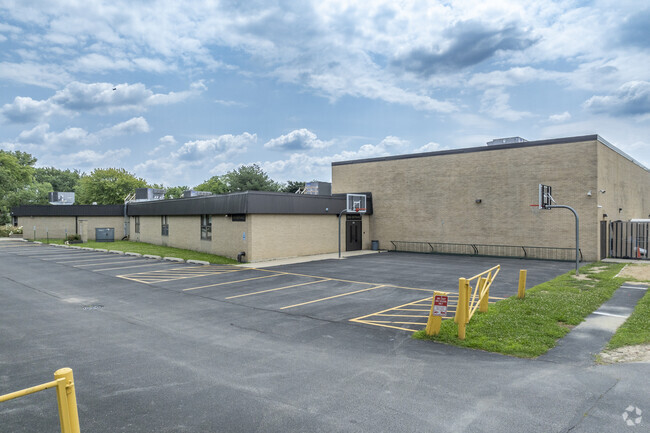 Roselle Middle School serves grades 6-8.
