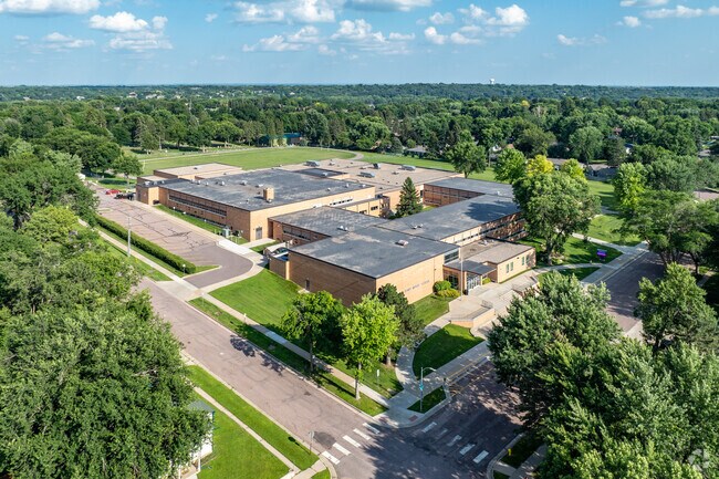 Patrick Henry Middle School is easily accessible in the Sioux Falls community.