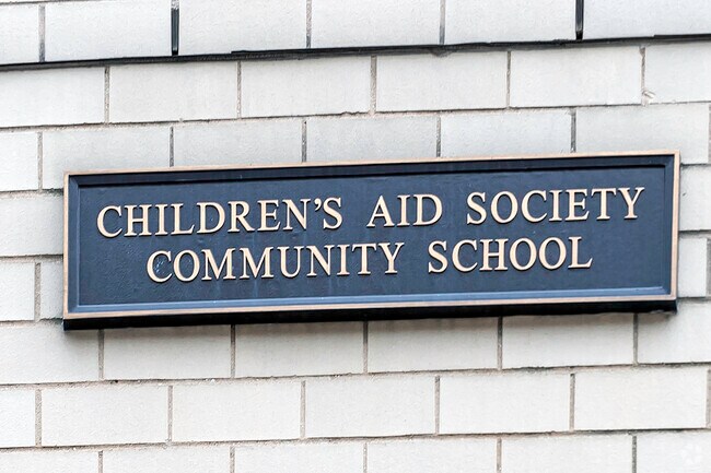 Middle School 322 has a student teacher ratio of 8 to 1.