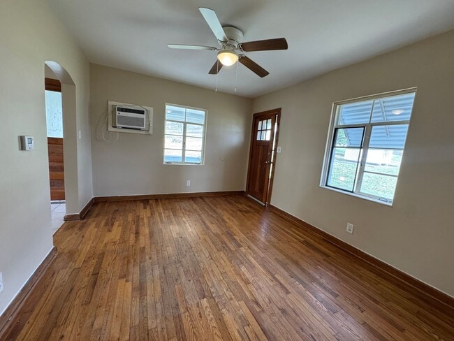 4501 Packard St unit 4501 1/2 Packard Str, Parkersburg, WV 26104 - photo 2