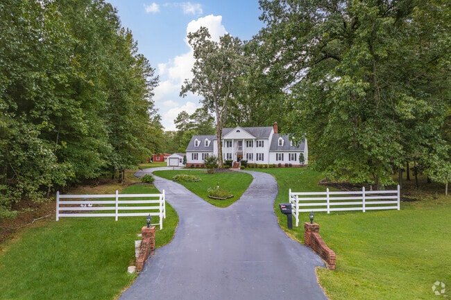 Throughout Derbycreek you'll find  gorgeous colonial homes with stunning curb appeal.