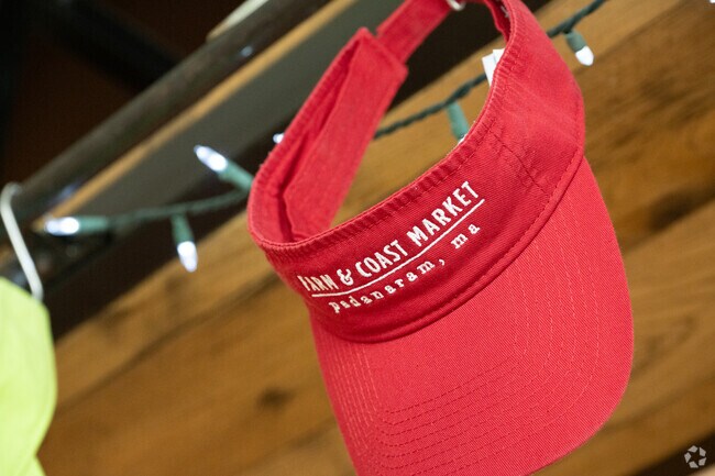 Redgate Corner/South Dartmouth hosts å local favorite, Farm & Coast Market, who offers meals throughout the day.