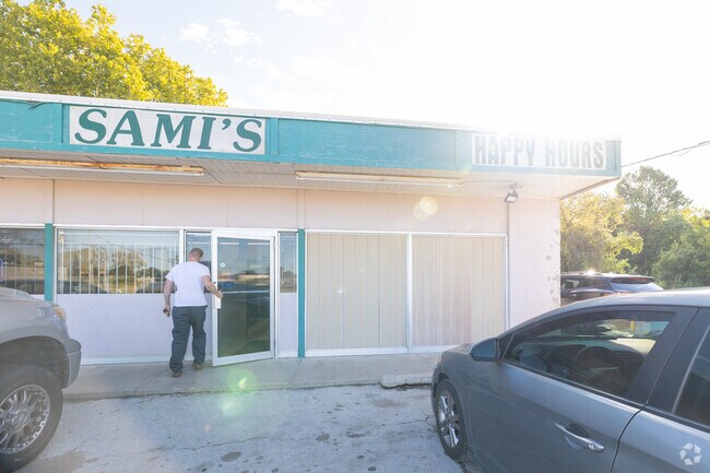 Sami's is a local favorite for pizza, burgers and breakfast in Raceway neighborhood.