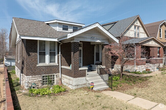 Craftsman style homes dominate the Kings Oak community.