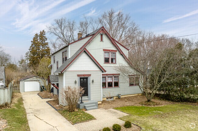 Folk Victorian-style homes add old-time charm to Batavia Historic District.