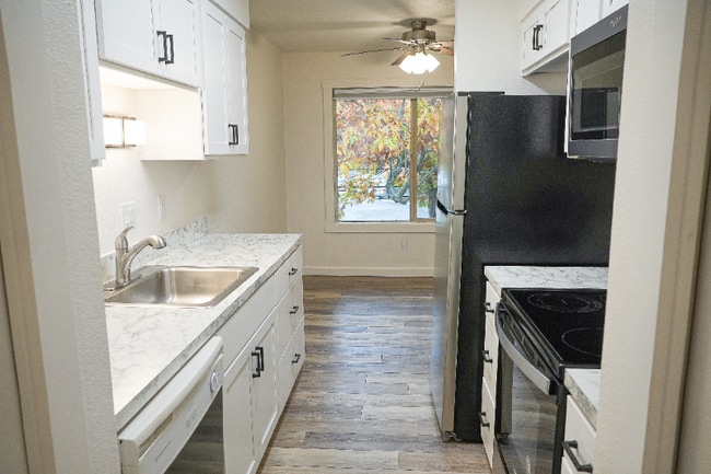 1234 NE 27th St, McMinnville, OR 97128 - photo 2