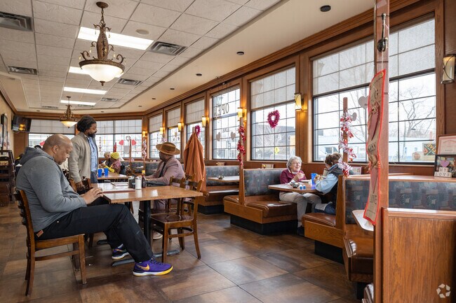 Noni's Sherwood Grill is a few blocks from the University District and serves fresh menu items.