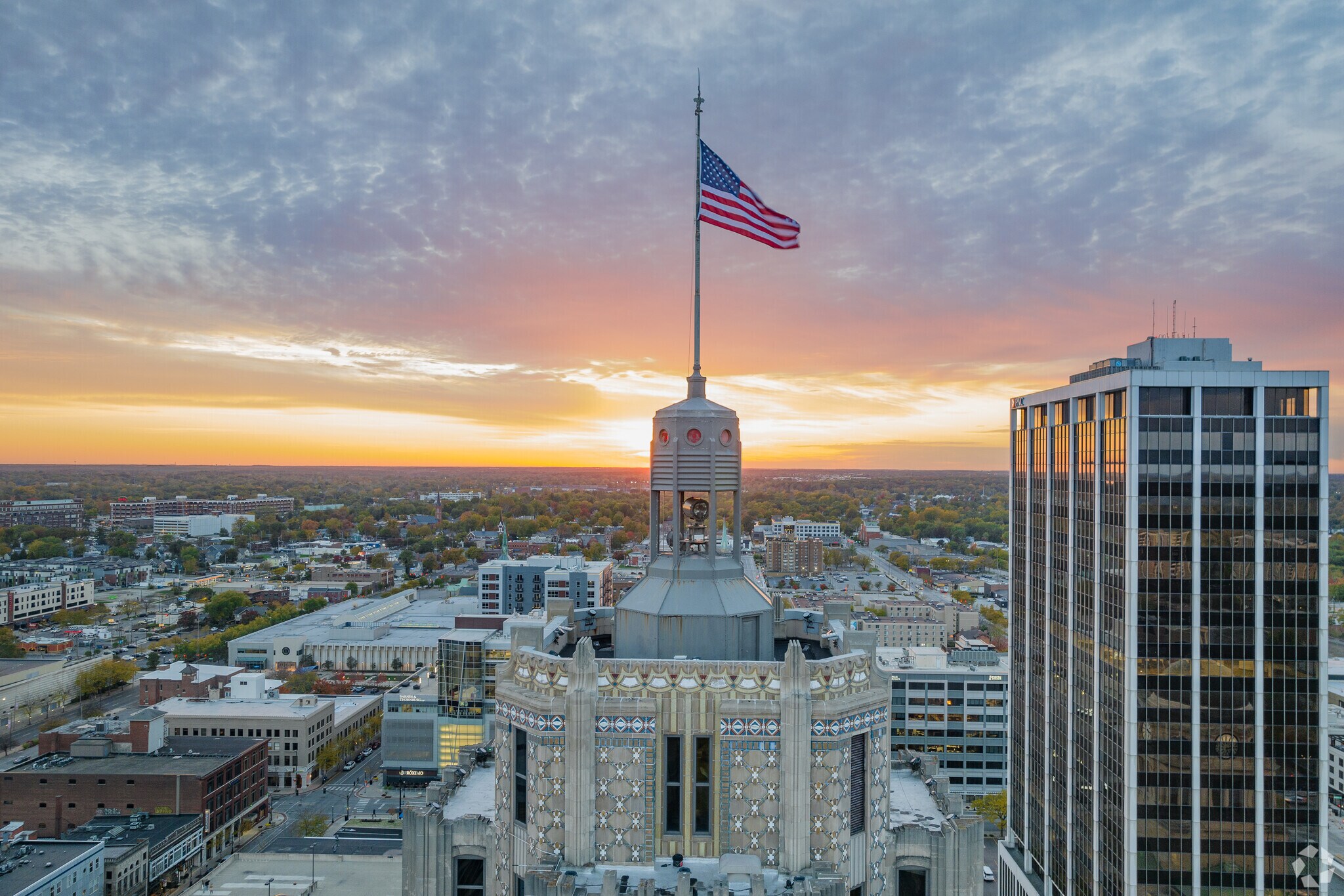 Discover great restaurants, shops, nightlife, and sightseeing.