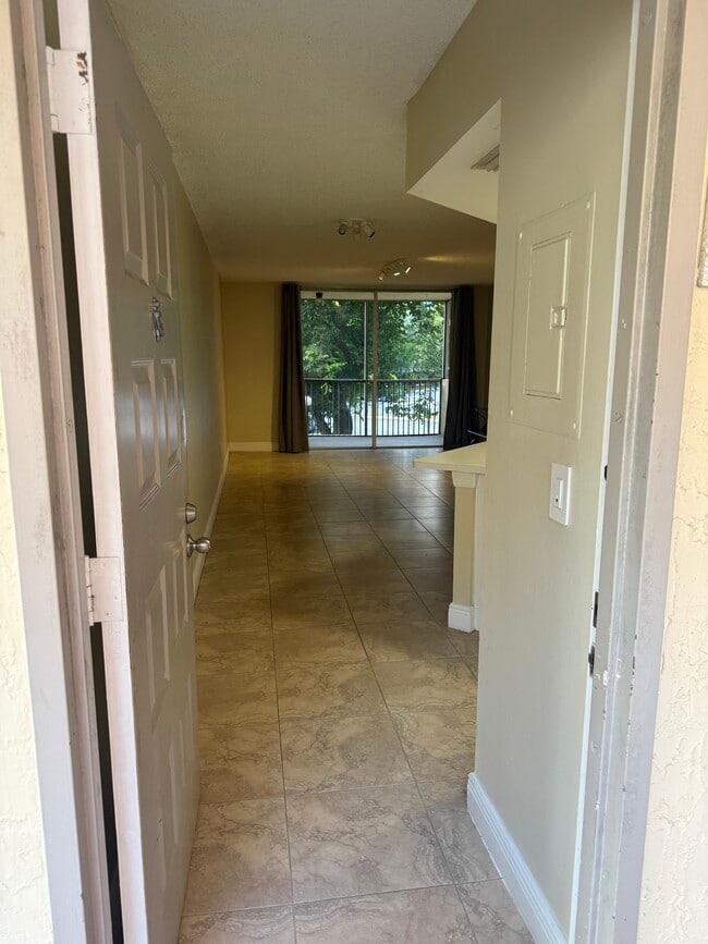 8343 Lake Dr unit 8343Lake Dr Doral FL, Doral, FL 33166 - photo 5