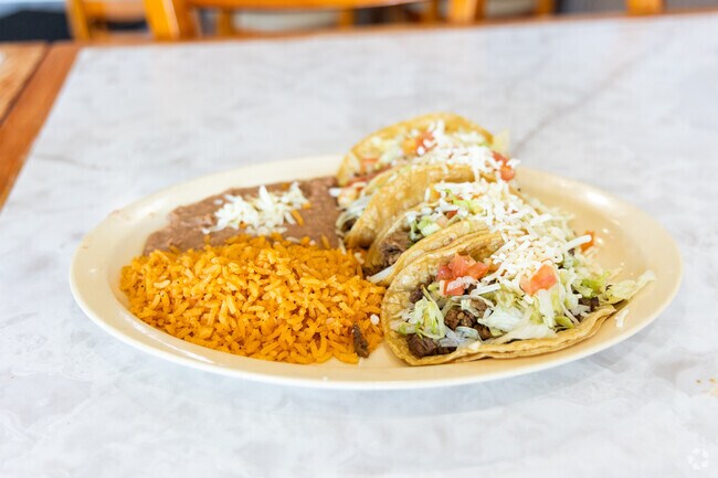 Oakwood Hills diners can choose from a variety of cuisines.