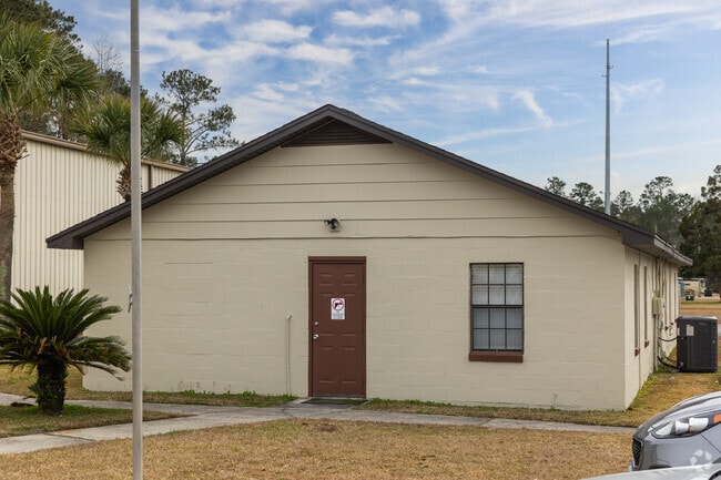 Living Oaks Academy in Moncks Corner has great classroom buildings.