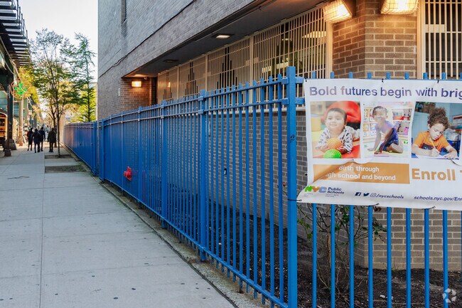 PS 290 Juan Morel Campos School has a student-counselor ratio of 525 to 1.