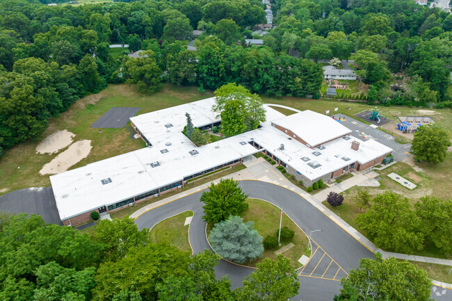 Jefferson Elementary Schoolis a highly rated public school in Cold Spring Harbor.
