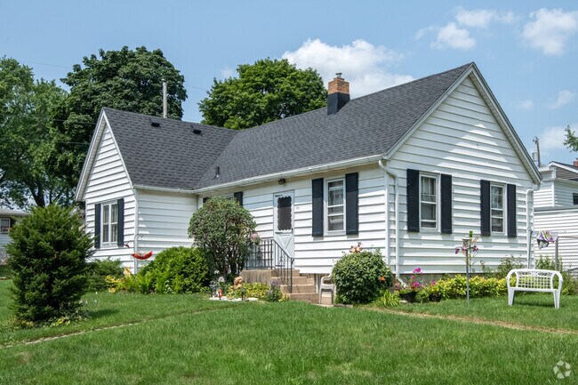 Cape Cod-style houses with Colonial-style shutters can also be found in Worthington Park.
