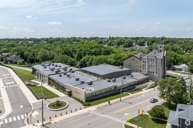 Lemont Central School has an average class size of 24 students.