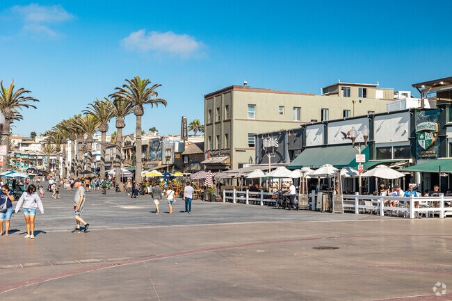 Downtown Hermosa Beach is known for its large square and pedestrian only street.