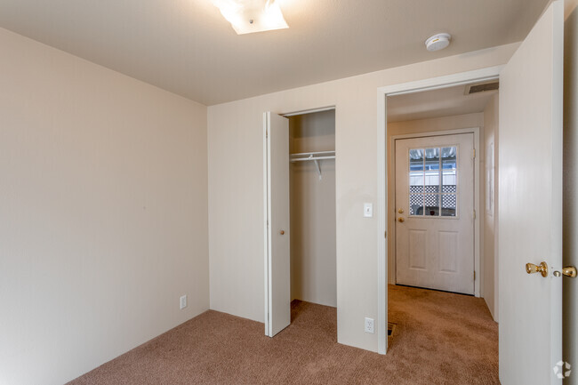 2BR, 1BA - 900SF