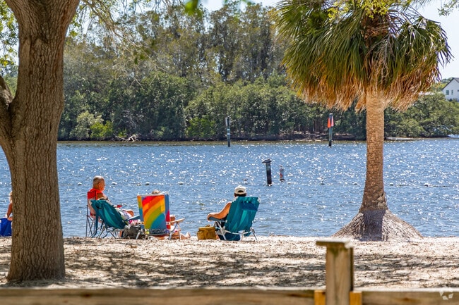 Not far from Elfers you can find a relaxing spot in the sun near the water.